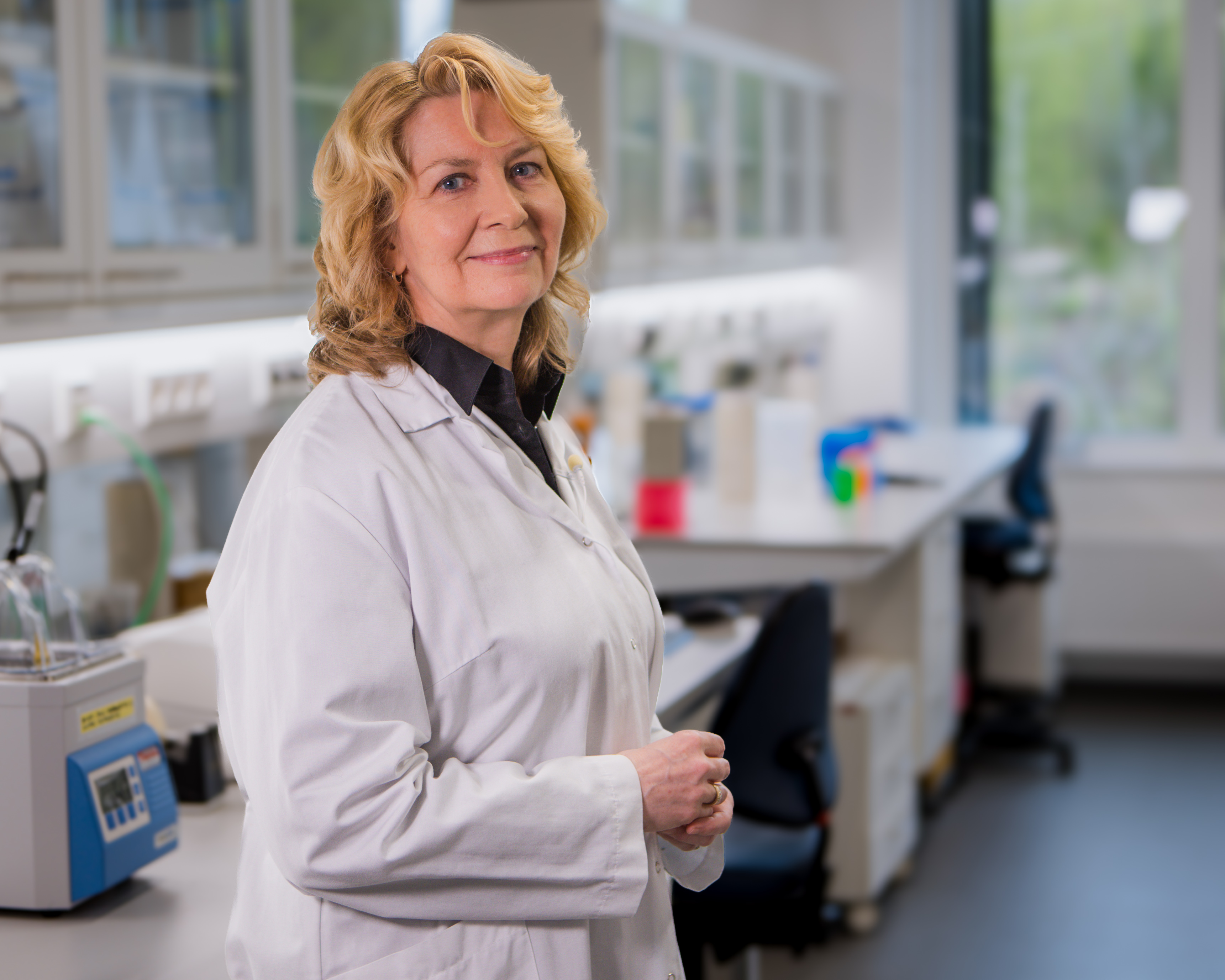 Bilde av Sigrun J. Hauge på laboratoriet.