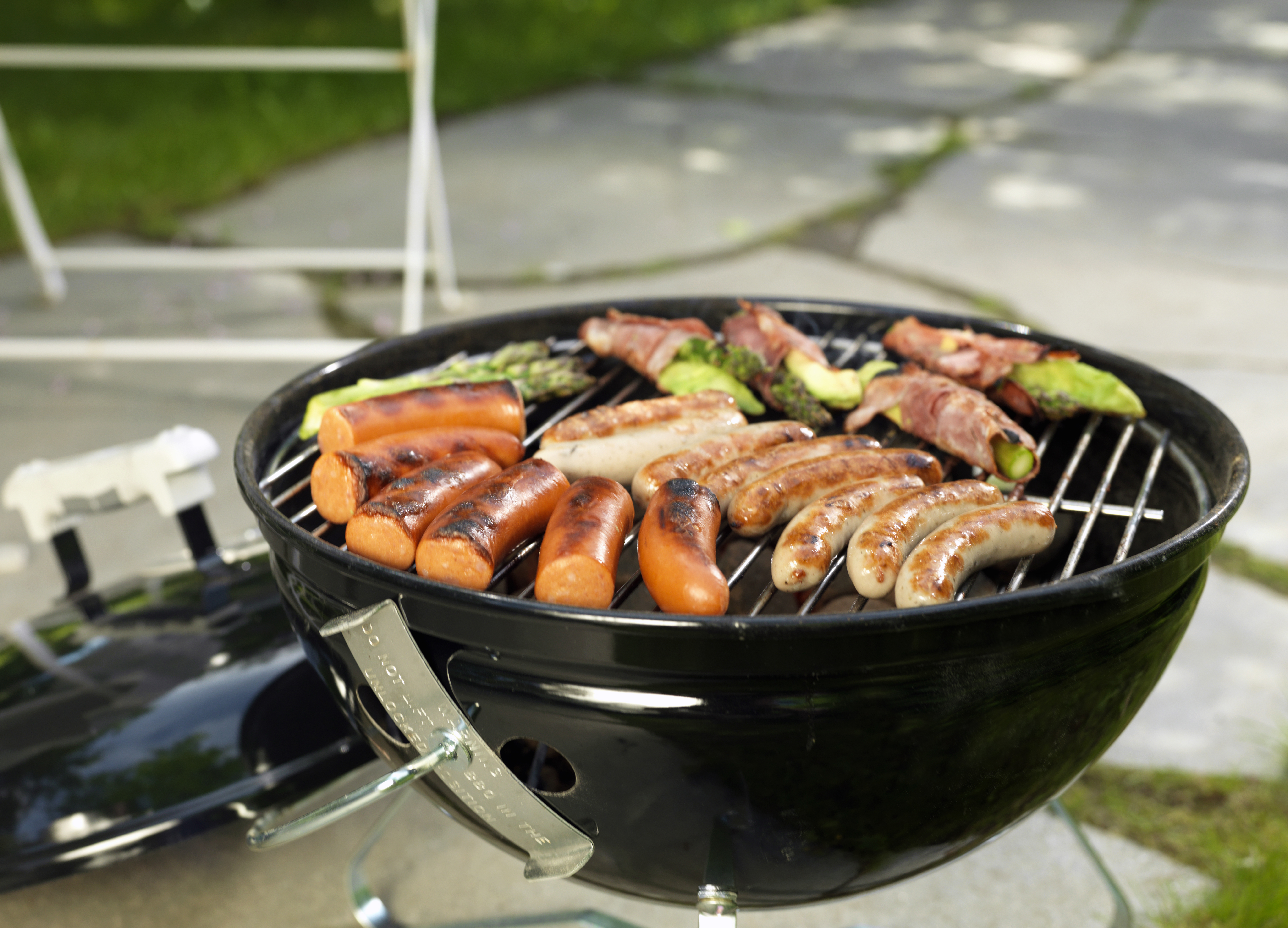 Kjøtt og grønnsaker på en grill.