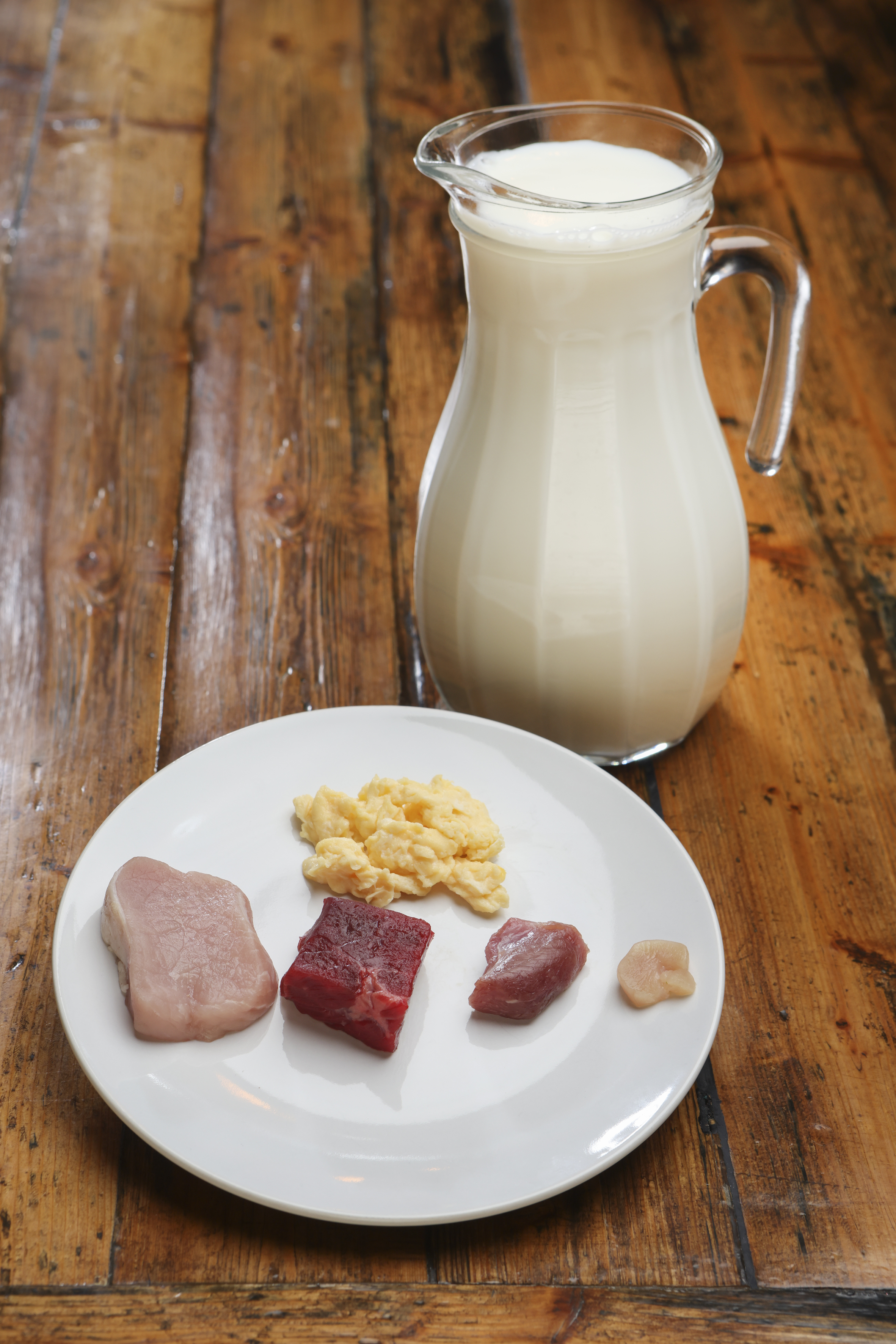 Tallerken med kjøtt og egg og en mugge med melk. Forbruket i 1959.