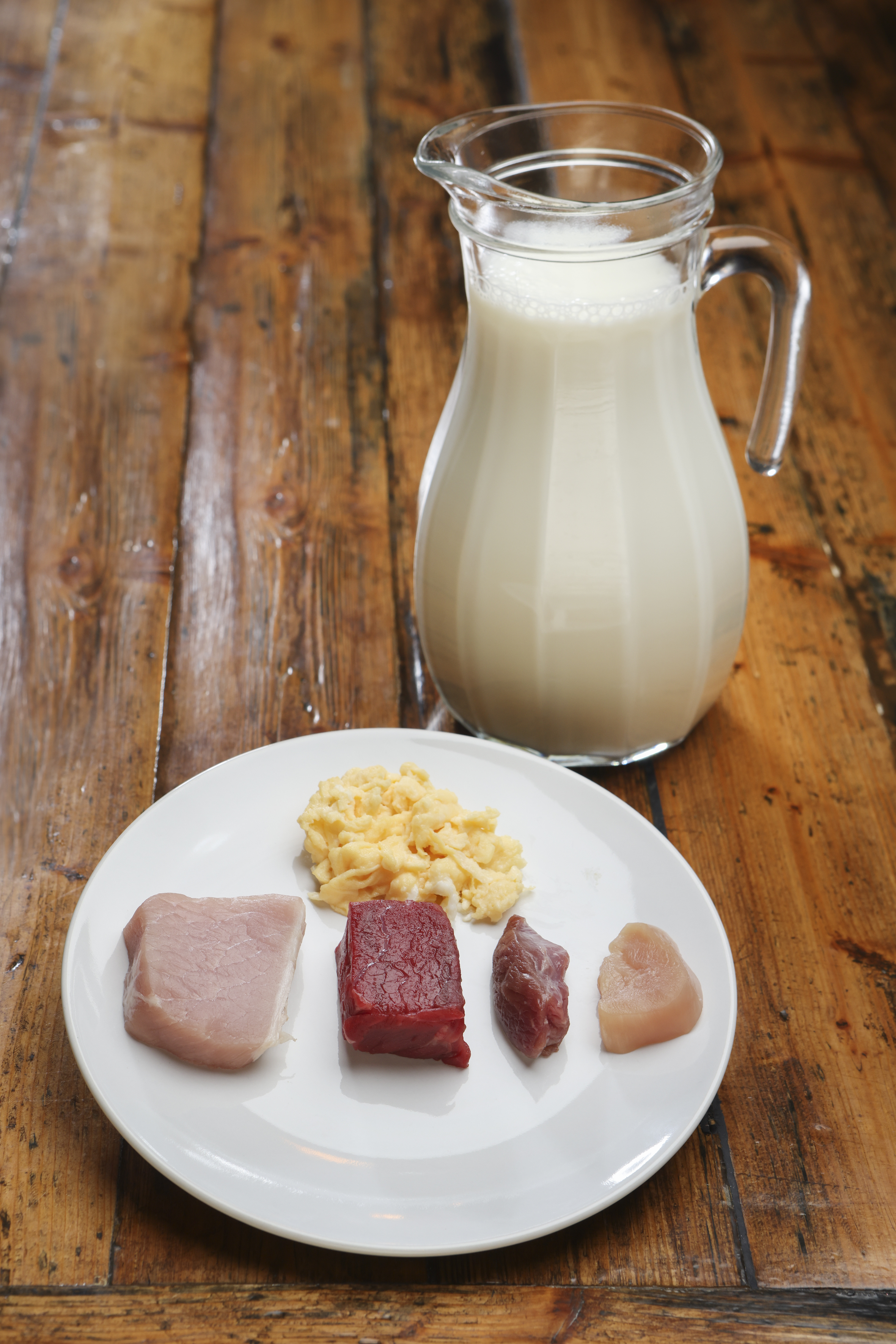 Tallerken med kjøtt og egg og en mugge med melk. Forbruket i 1989.