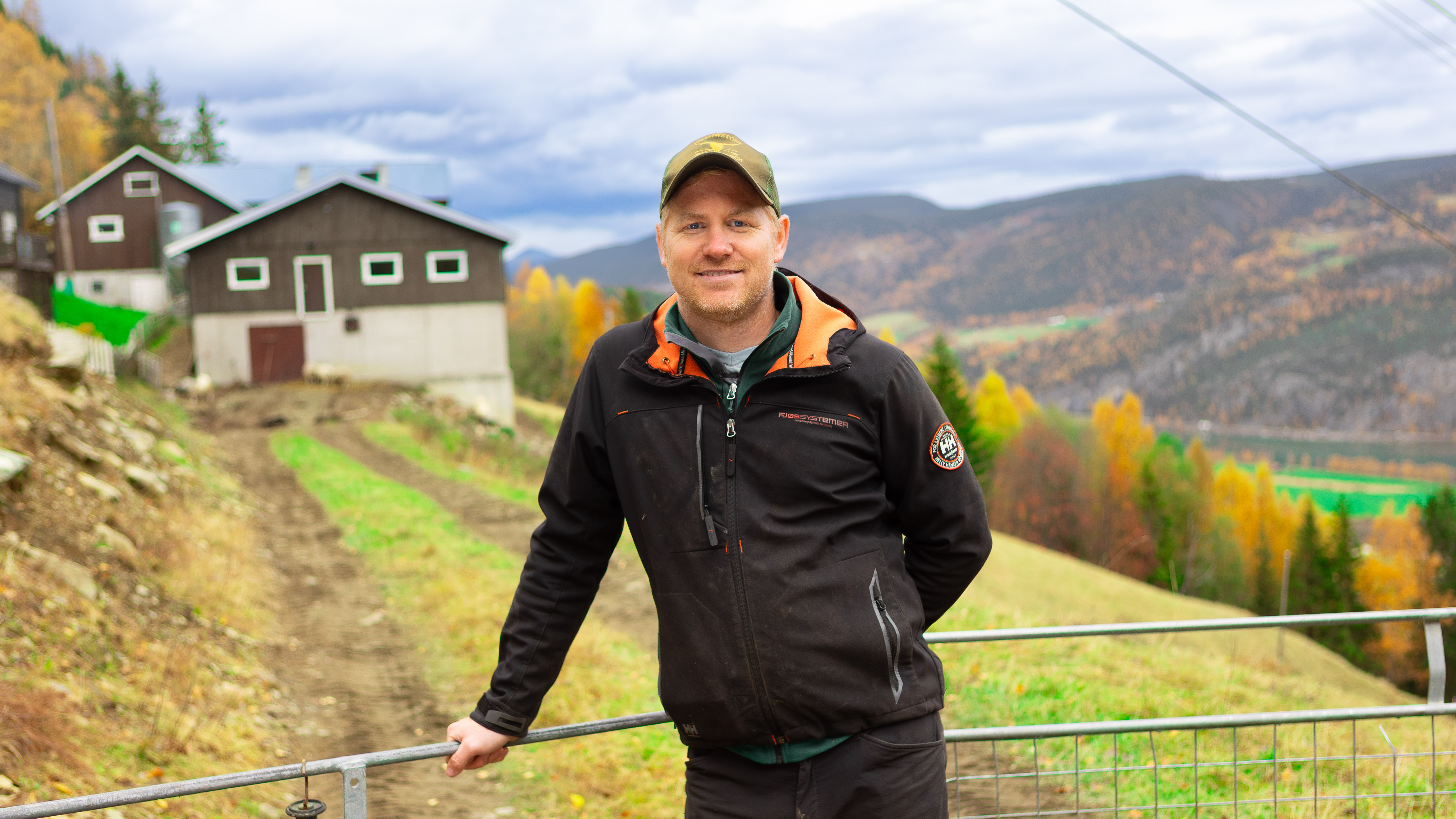 Bilde av saueprodusent Tore Krogsveen på gården