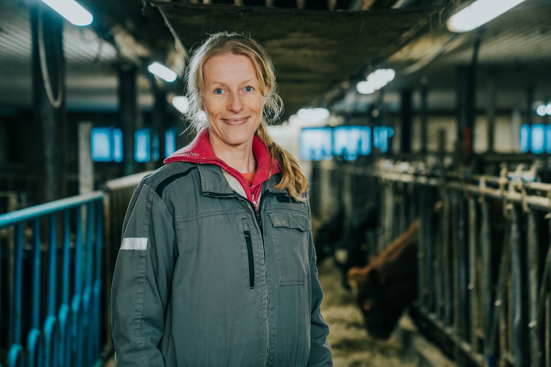 Spesialveterinær Åse Margrethe Sogstad, i fjøset.