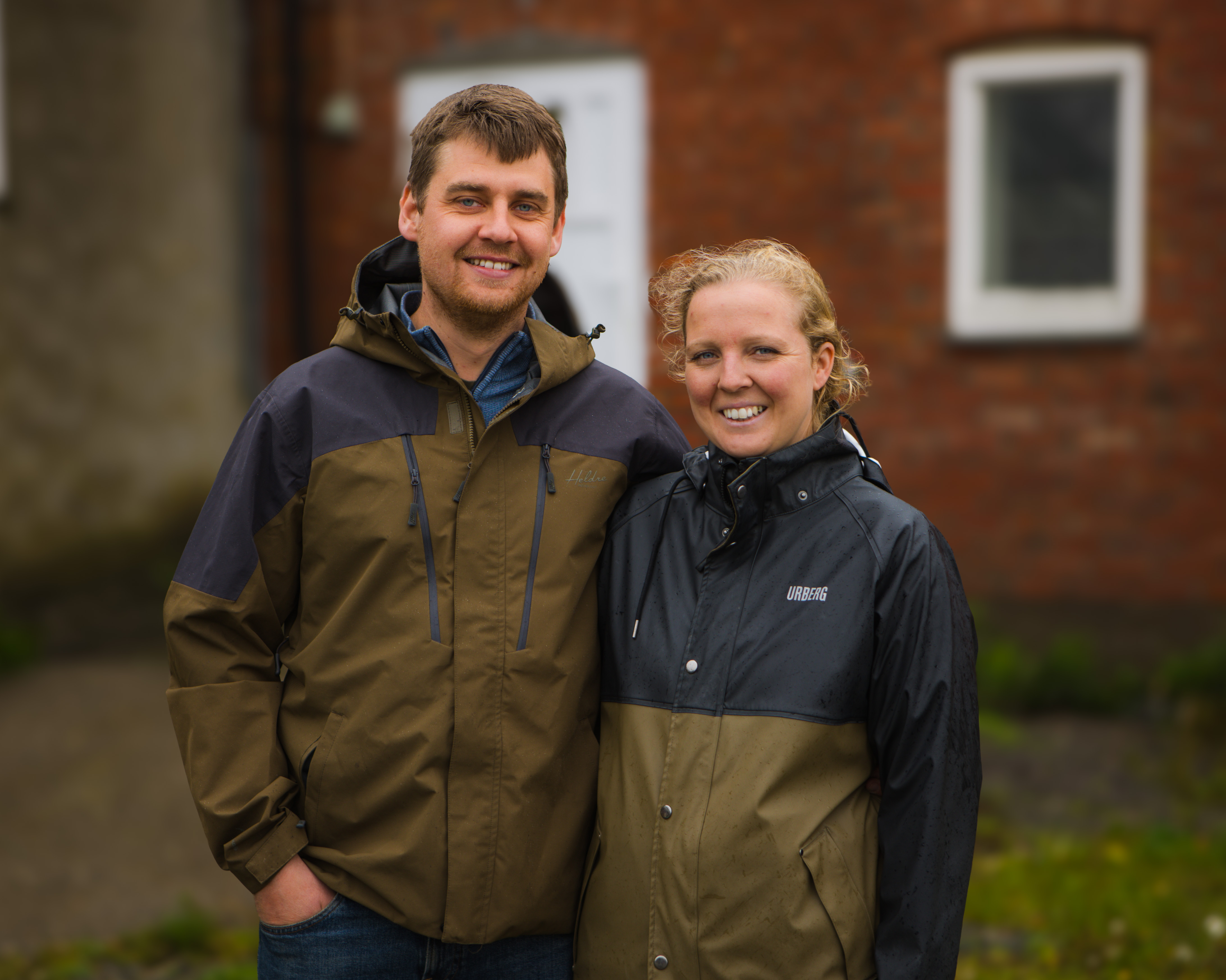 Portrett av Camilla og Jens foran gården sin