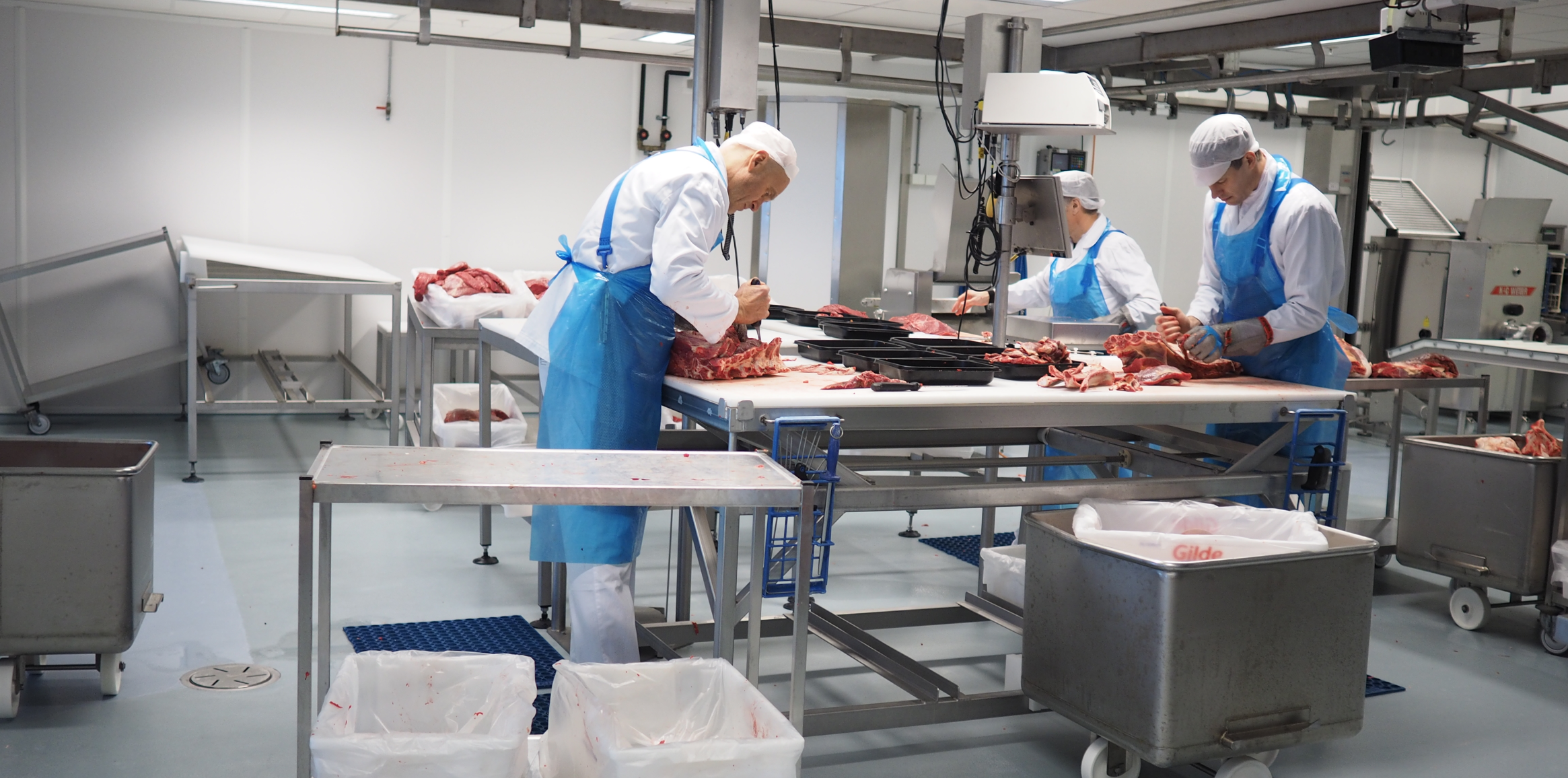 Skjærehallen og tre kjøttskjærere i arbeid