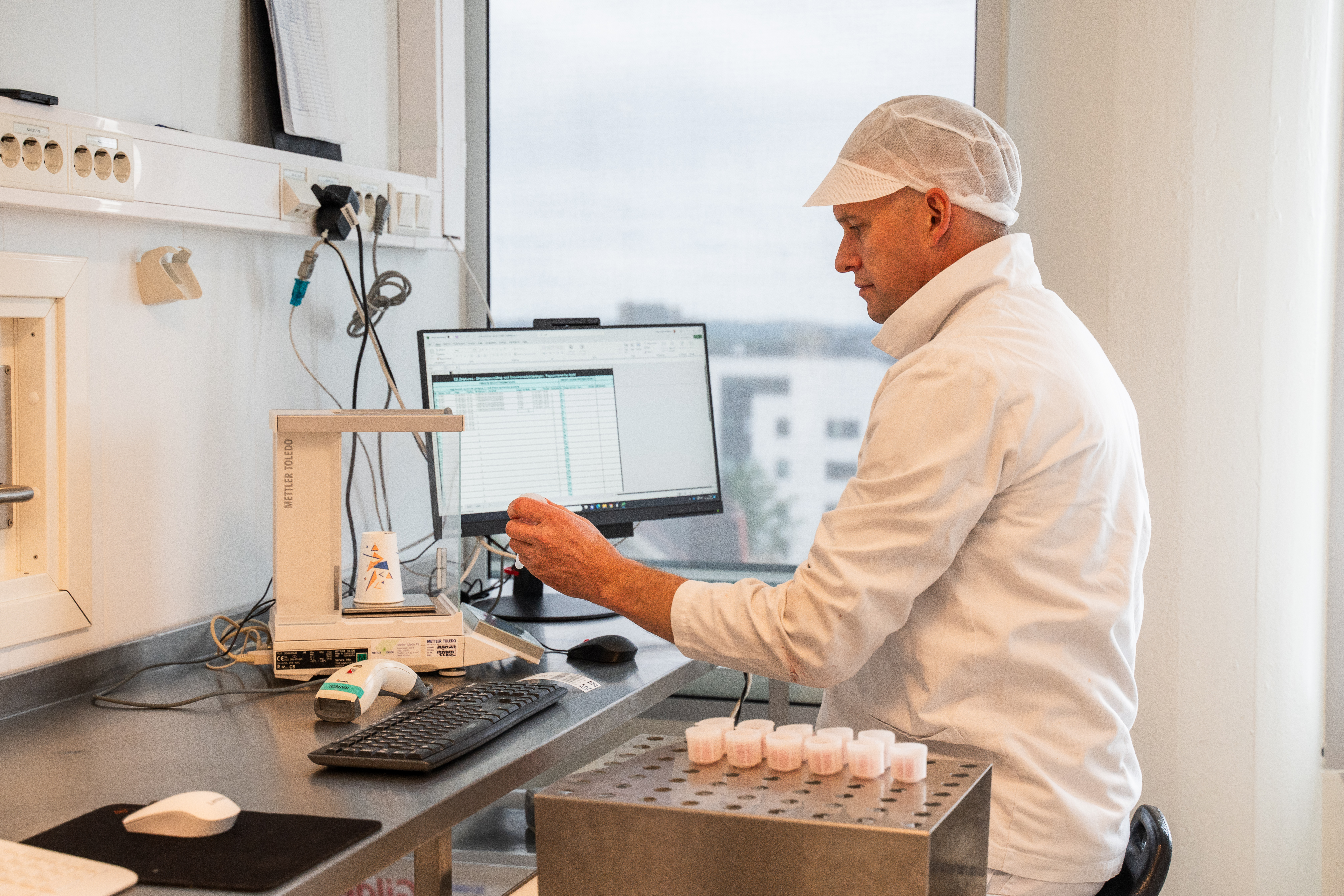 en mann analyserer prøver i laboratoriet på pilotanlegget til animalia